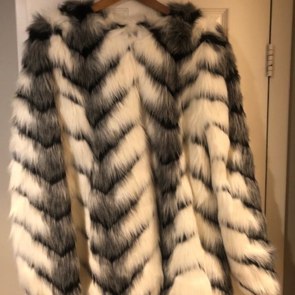 Chevron Faux Fur Coat - Picture 4 of 5
